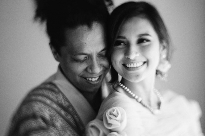 Rayakan Anniversary Satu Tahun Pernikahan, Ini Potret Kemesraan Arie Kriting dan Indah Permatasari