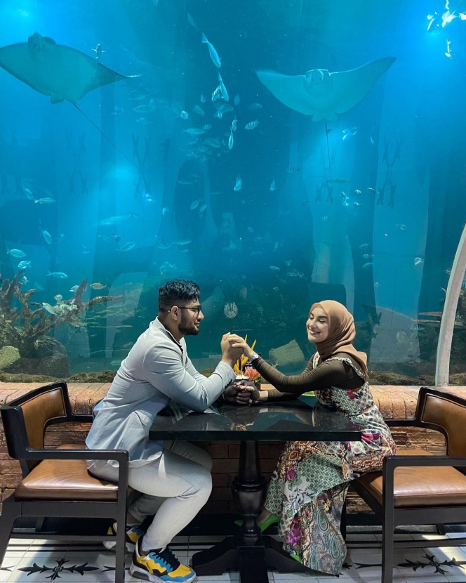 7 Potret Irish Bella dan Ammar Zoni Dinner di Aquarium Restaurant, Makanan Super Mewah Jadi Sorotan