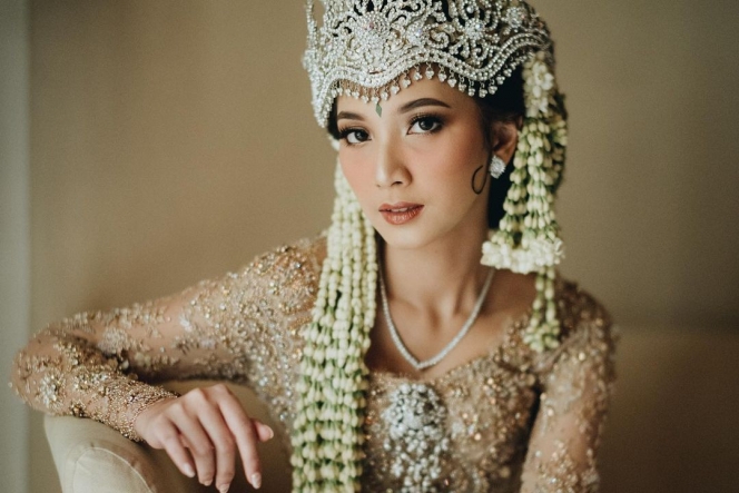 8 Potret Detail Make Up Natural dan Kebaya Emas Akad Nikah Sheila Dara Aisha, Cantik dengan Siger Sunda