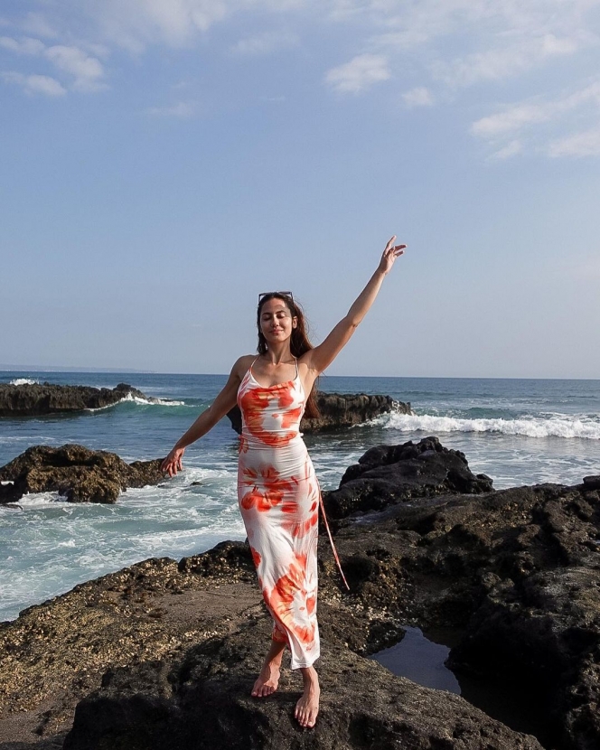 10 Potret Pevita Pearce Pakai Swimsuit, Perlihatkan Lekuk Tubuhnya yang Langsing