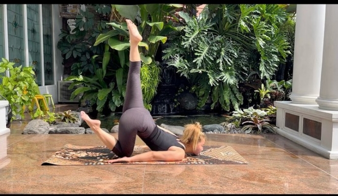 Potret Inul Daratista Lakukan Pose Yoga, Badannya Lentur dan Elastis Bak Akrobatik