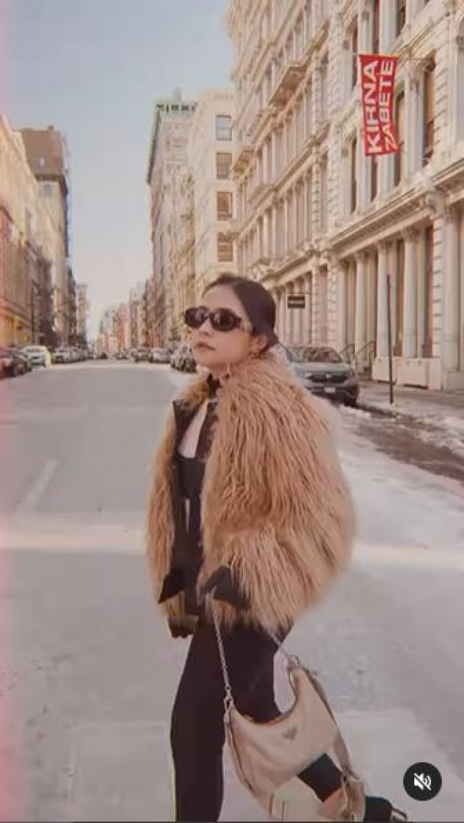 5 Potret Prilly Latuconsina Pakai Outfit Warna Kulit dan Jaket Bulu di New York, Tampil Cetar Bak Supermodel