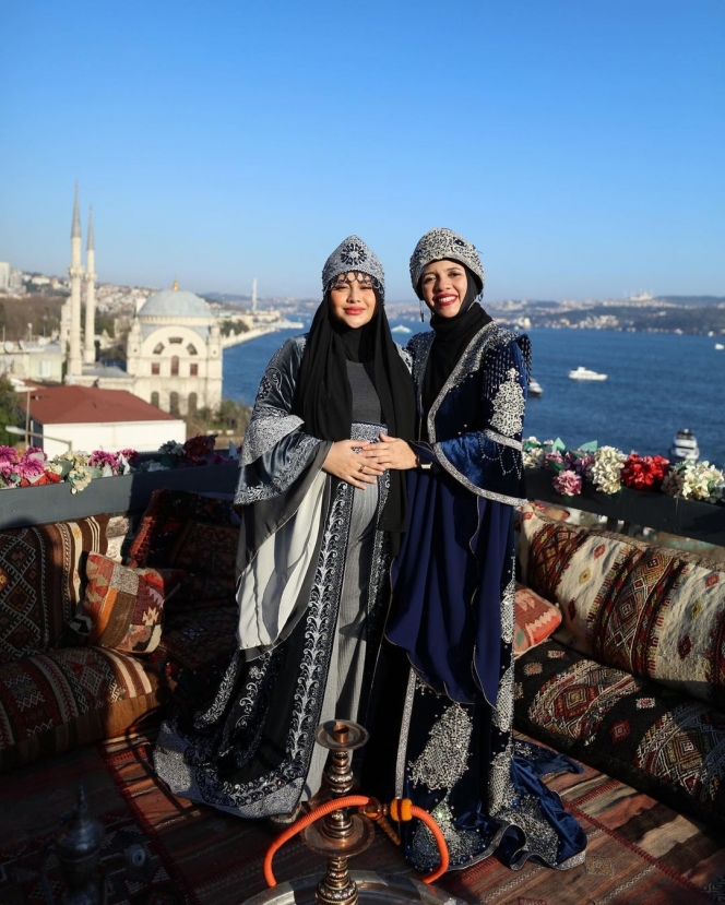 Aurel Hermansyah Jalani Pemotretan di Turki Bareng Ibu Mertua dan Para Ipar Perempuan, Kece Abis!