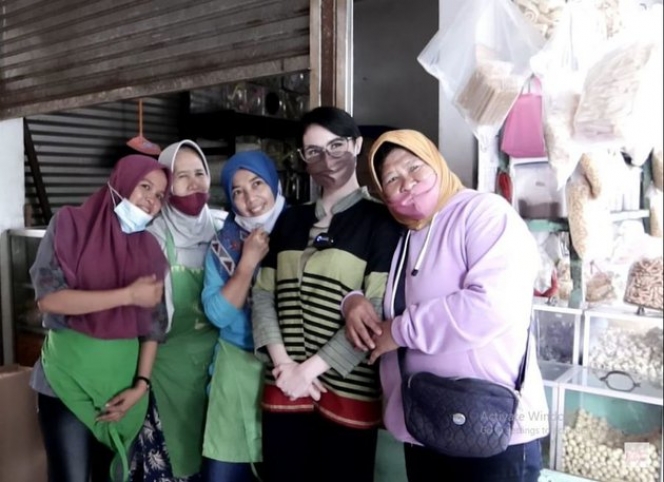 Jadi Istri Wagub, Ini 7 Potret Arumi Bachsin Belanja ke Pasar Tradisional, Lancar Bahasa Jawa Lho