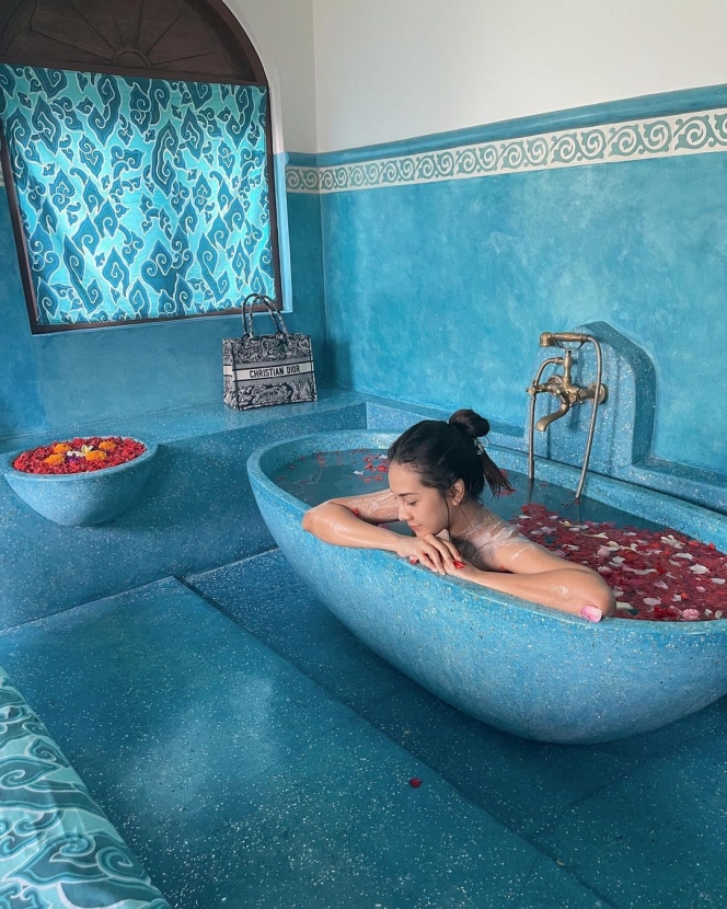Bikin Gagal Fokus, Ini 11 Potret Selebriti Mandi Kembang di Bathtub