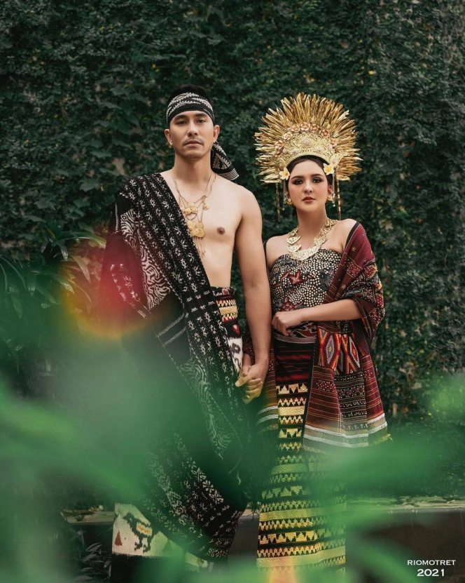 5 Pemotretan Darius Sinathrya dan Donna Agnesia Pakai Baju Adat Campuran dari Berbagai Suku, Cocok buat Inspirasi Foto Couple-mu!