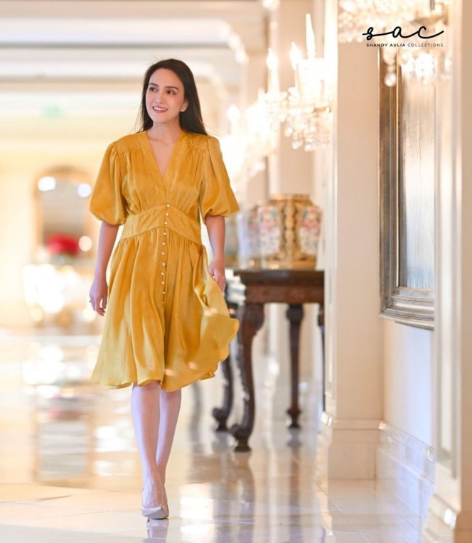 10 Potret Shandy Aulia Jadi Model Brand Fashion Miliknya, Kulit Putih Mulusnya Selalu Curi Perhatian