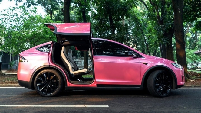 Belum Lahir, Ini 10 Potret Mobil Tesla Pink Ngejreng Kado untuk Baby A dari Atta Halilintar