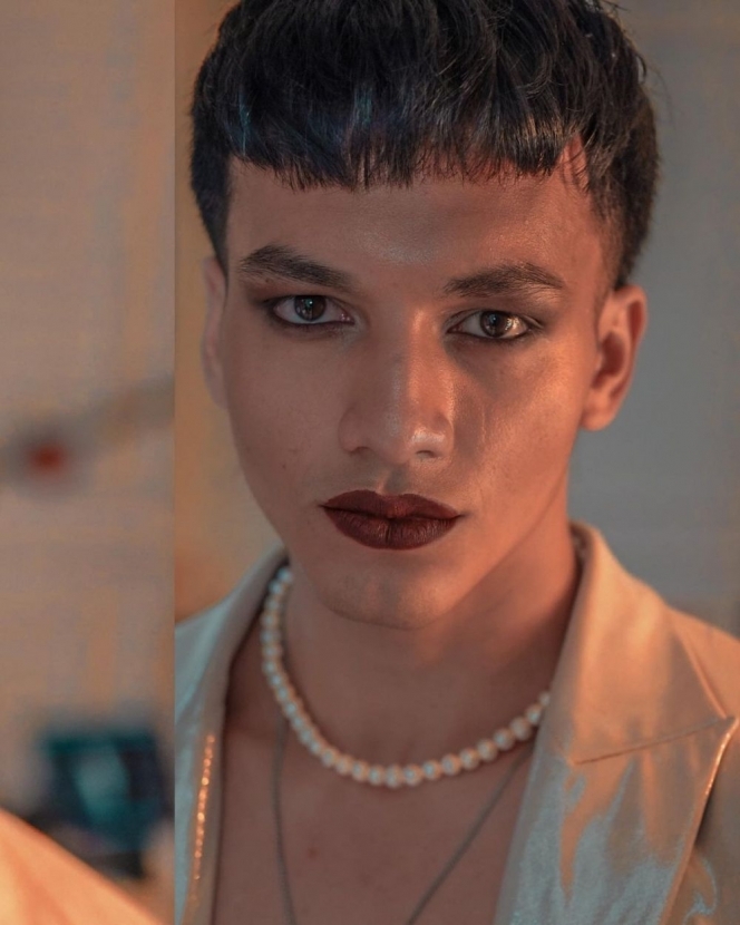 Tak Pandang Gender, Deretan Selebriti Pria Ini Nggak Malu Pakai Make Up dengan Warna yang Menyala
