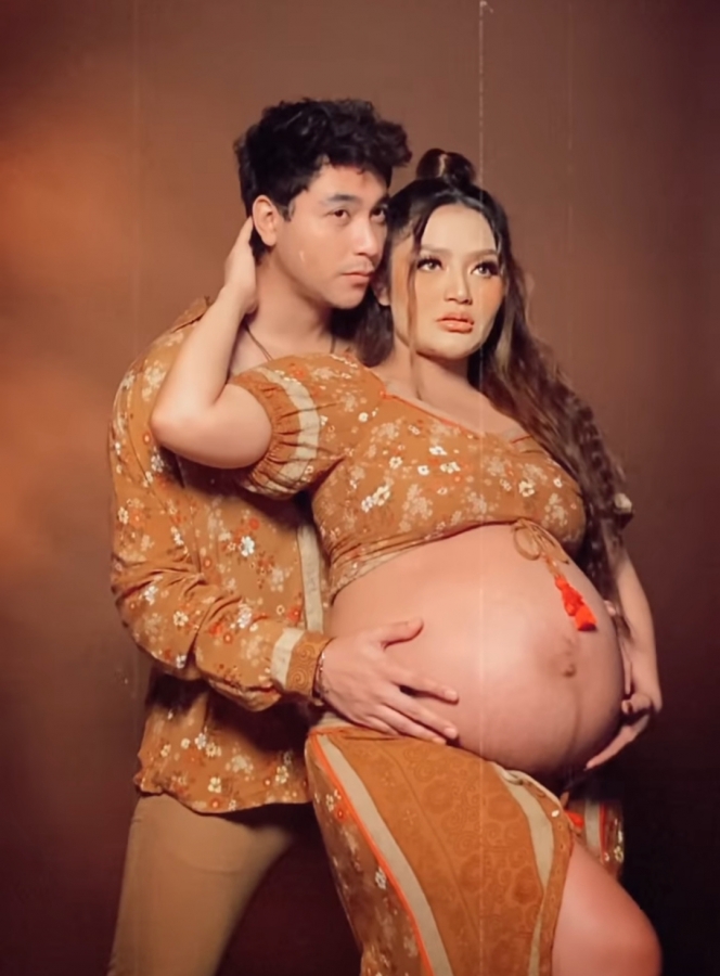 10 Potret Maternity Shoot Siti Badriah, Krisjiana Peluk dan Cium Mesra Perut Istri