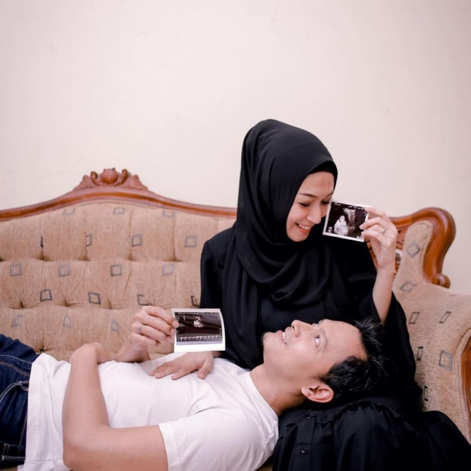 9 Potret Artis Tidur di Pangkuan Istrinya, Ada Raffi Ahmad Sampai Anang Hermansyah yang Manja Banget!
