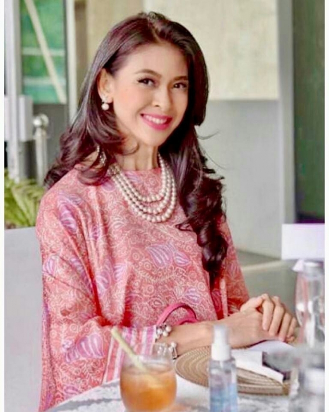 12 Pesona Indira Soediro, Puteri Indonesia Pertama Tahun 1992 yang Awet Muda dan Stylish Abis