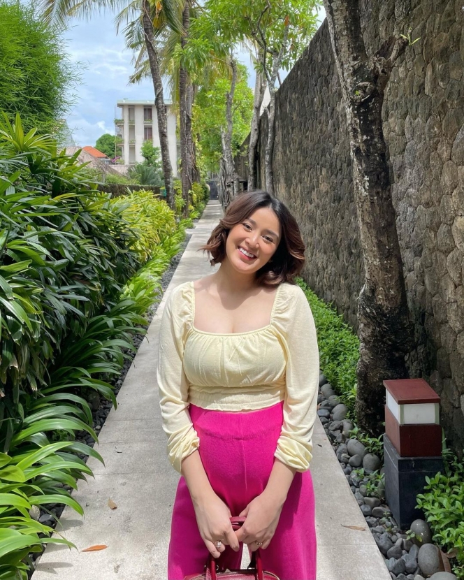 Aura Cantik Bumil Makin Terpancar, Ini 10 Potret Rosiana Dewi Babymoon ke Bali