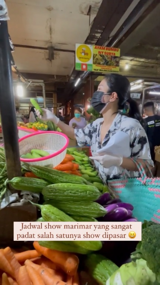 Kaya Raya, Begini Gaya Sederhana Bunga Zainal saat Belanja ke Pasar yang Kece Banget