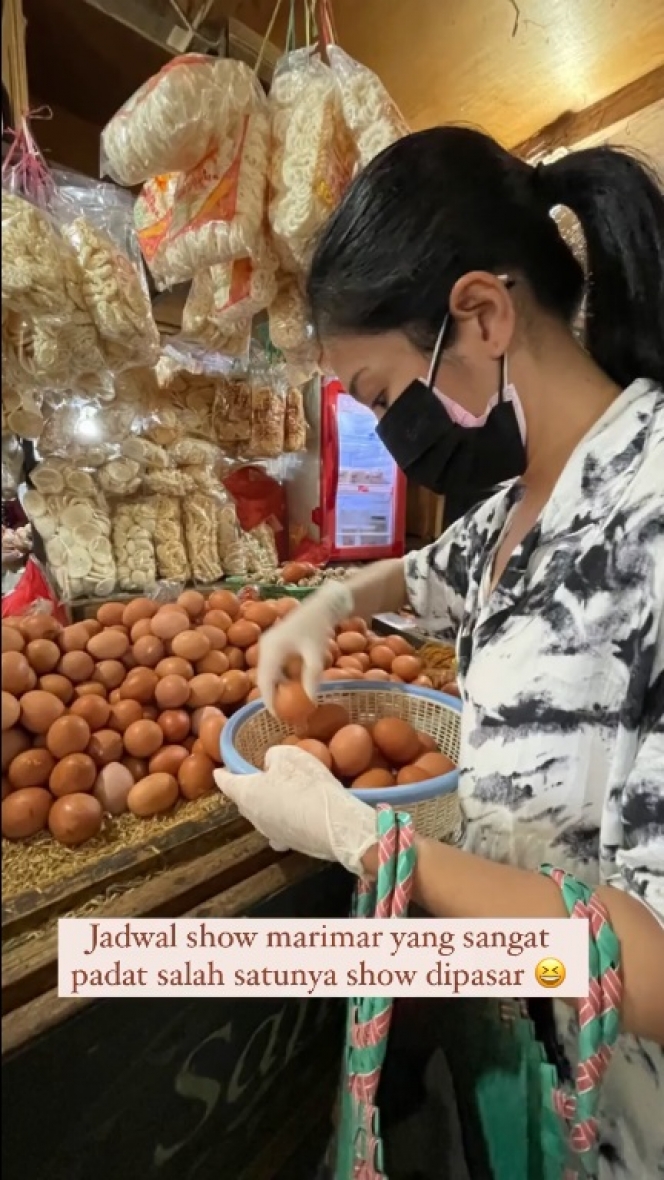 Kaya Raya, Begini Gaya Sederhana Bunga Zainal saat Belanja ke Pasar yang Kece Banget