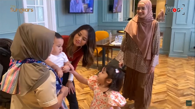Momen Playdate Baby Ukkasya dengan Brie Anak Acha Septriasa, Ekspresinya Gemesin Banget