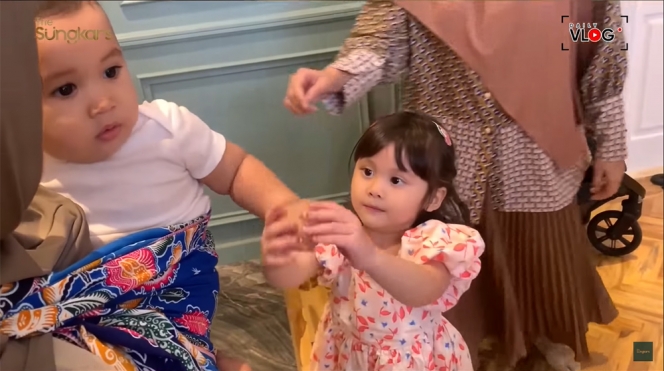 Momen Playdate Baby Ukkasya dengan Brie Anak Acha Septriasa, Ekspresinya Gemesin Banget