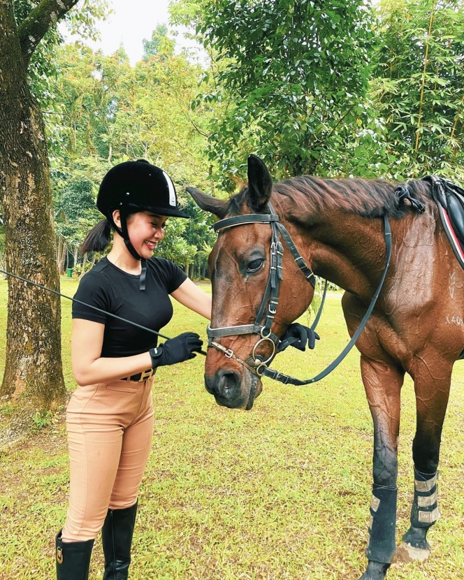 9 Gaya Kece Cita Citata yang Hobby Berkuda, Pancing Perhatian Netizen Ajak Main Kuda-kudaan Bareng