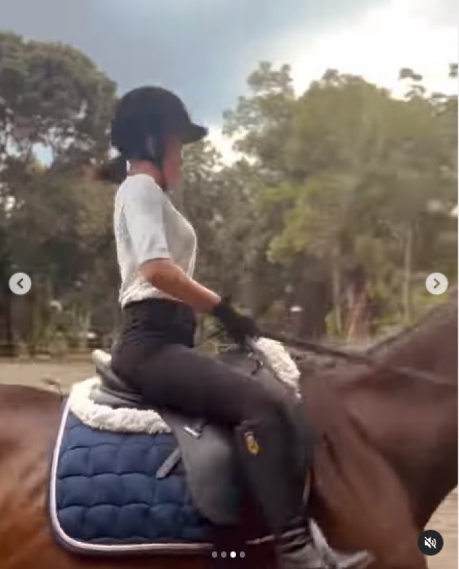 9 Gaya Kece Cita Citata yang Hobby Berkuda, Pancing Perhatian Netizen Ajak Main Kuda-kudaan Bareng