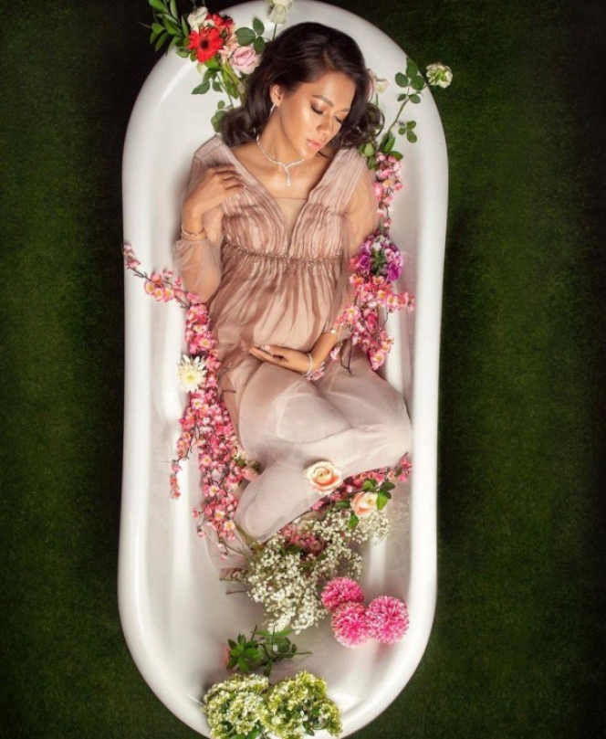 Ini Sederet Maternity Photoshoot Selebriti di Bathup, Ada yang Basah-basahan Dalam Air