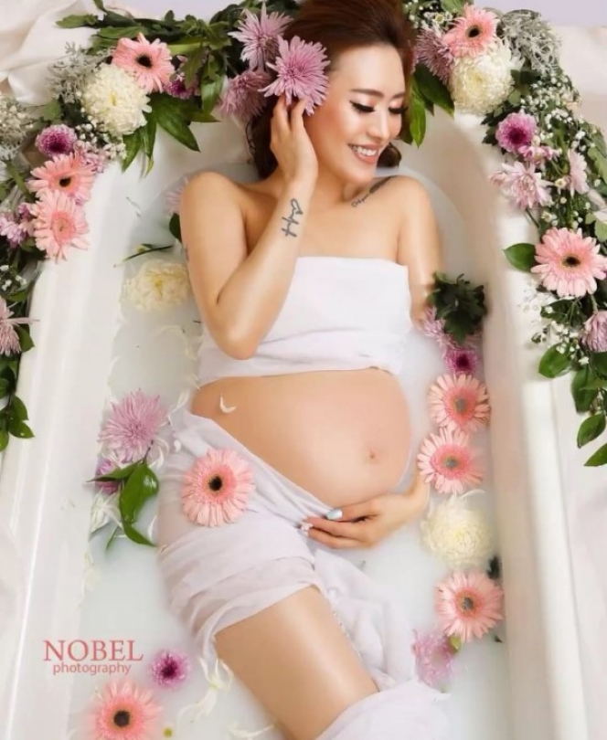 Ini Sederet Maternity Photoshoot Selebriti di Bathup, Ada yang Basah-basahan Dalam Air