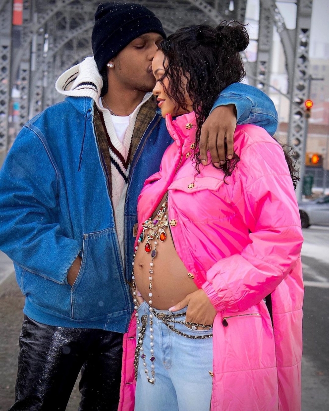 7 Potret Rihanna Umumkan Kehamilan Anak Pertama, Tampil Stylish Saat Pamer Baby Bump