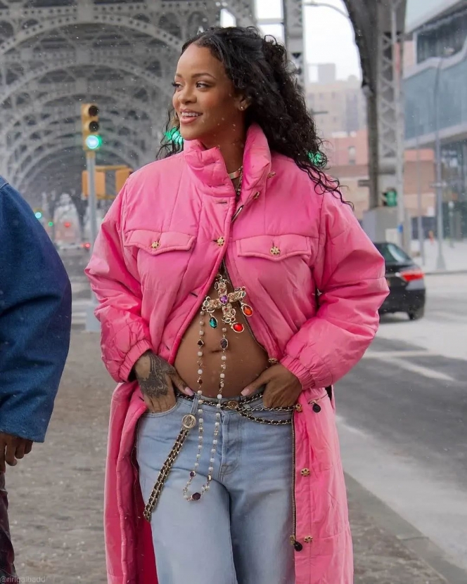 7 Potret Rihanna Umumkan Kehamilan Anak Pertama, Tampil Stylish Saat Pamer Baby Bump