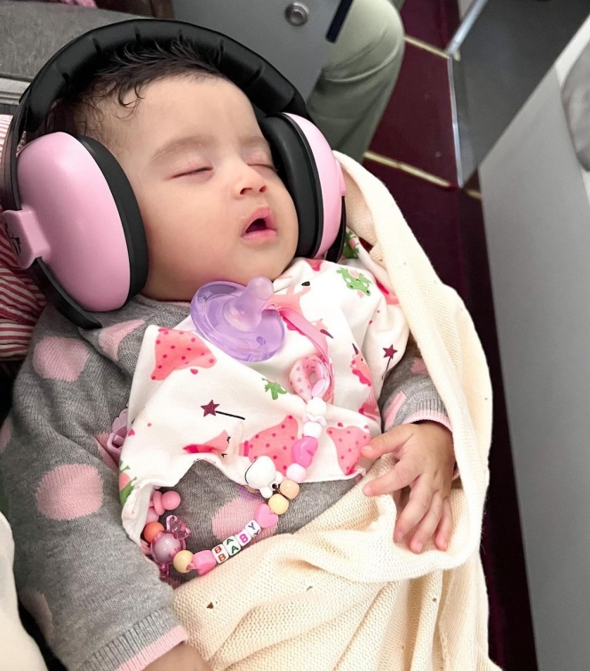 Margin Wieheerm dan Ali Syakieb Liburan ke Bali, Ajak Baby Guzel Naik Pesawat untuk Pertama Kali