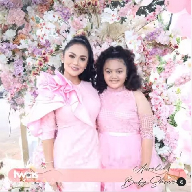 10 Potret Krisdayanti Hadiri Baby Shower Aurel Hermansyah Bareng Amora, Anggun Banget!