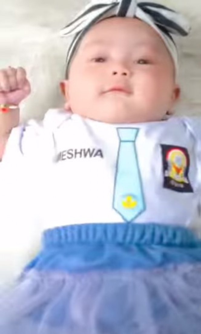7 Potret Baby Meshwa dengan Outfit Seragam Sekolah Sampai Baju Motif Bunga, Pipi Chubbynya Tumpah-Tumpah!