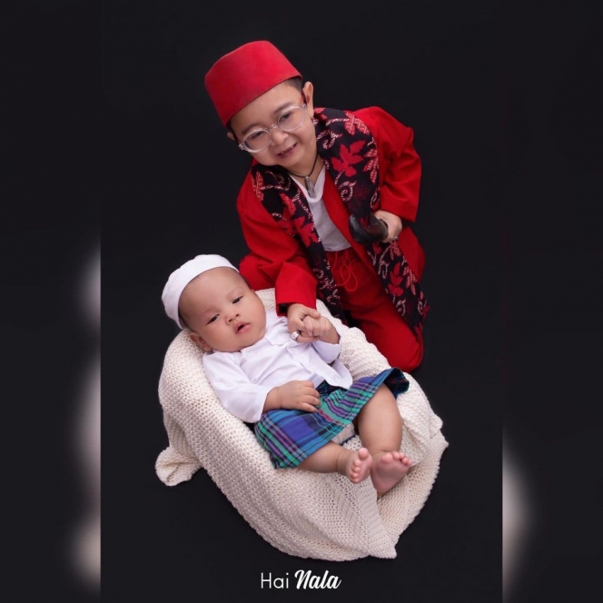 7 Pemotretan Terbaru Baby Al Fatih Anak Daus Mini. Outfit Muslimnya Udah Kayak Mau Berangkat Ngaji Nih!