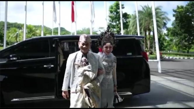 6 Gaya Bella Shofie dan Suami pakai Baju Adat Bali, Berasa Prewedding Lagi