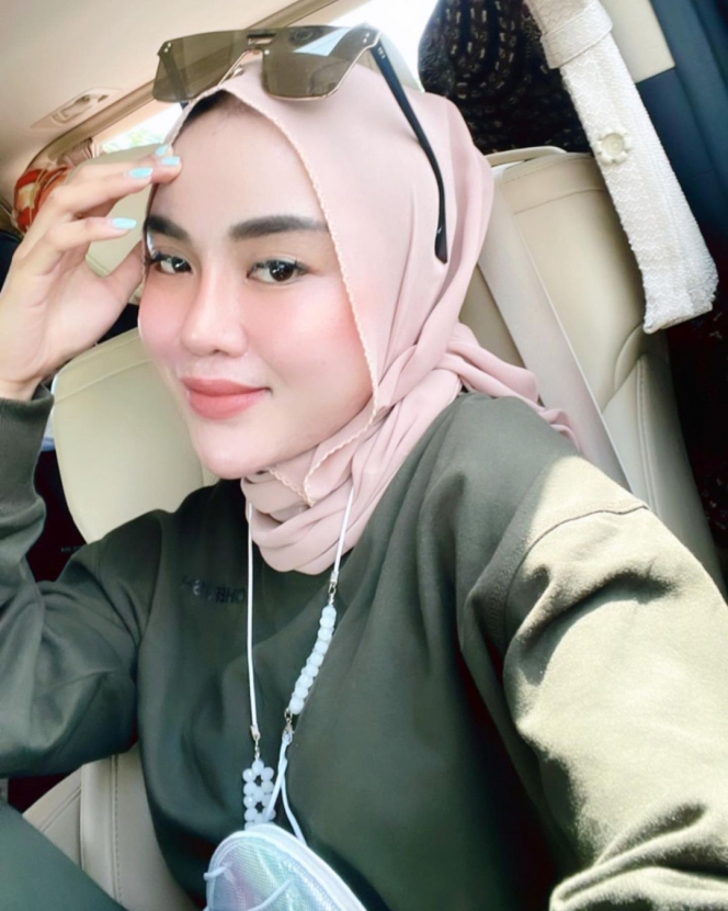 7 Potret Medina Zein Unggah Foto Lepas Hijab Usai Bongkar Perselingkuhan Suami, Bikin Netizen Geram