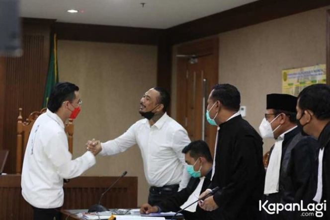 Sempat Cekcok, Dokter Tirta Justru Hadir Sebagai Saksi di Persidangan Jerinx SID