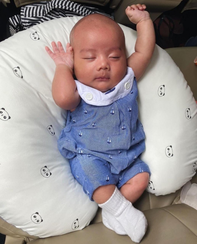Makin Bulat, Ini Potret Terbaru Baby Qwenzy Anak Kesha Ratuliu yang Gemoy dan Gemesin Banget!