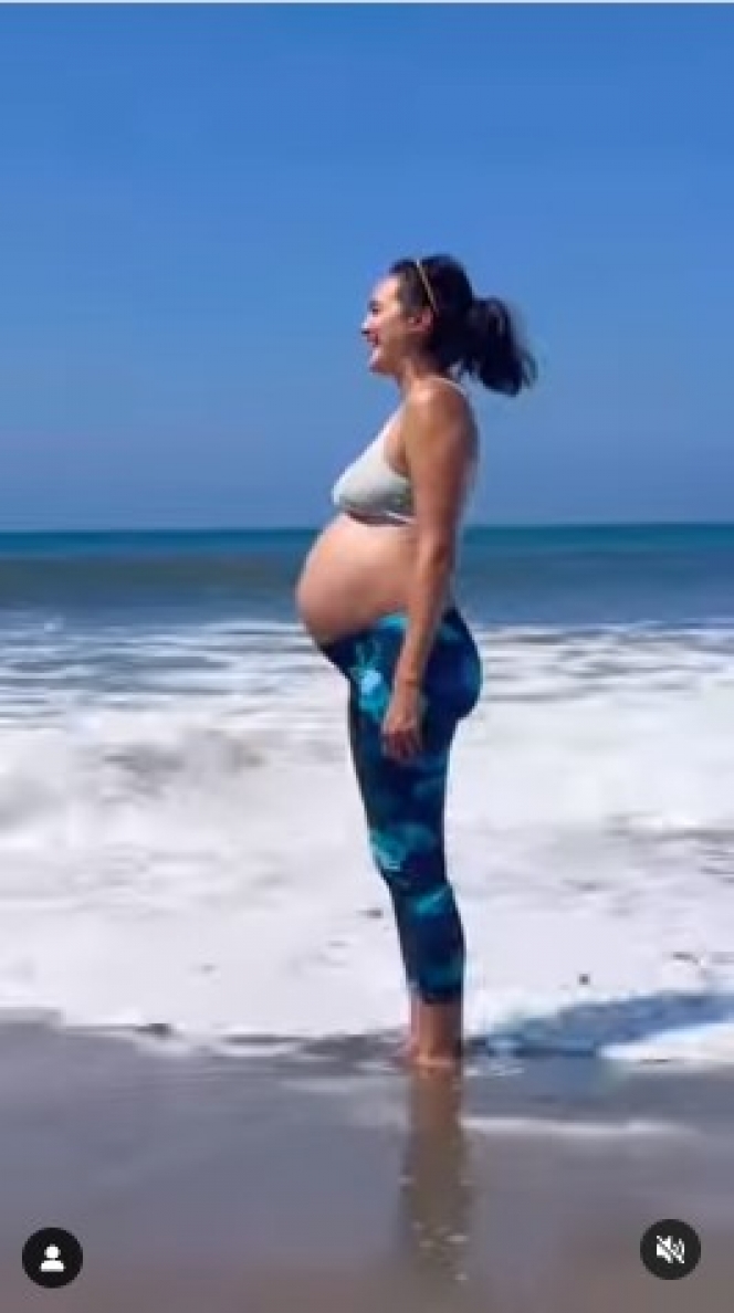 Cuma Pakai Kain Gorden, Ini 9 Pesona Nadine Chandrawinata Pamer Baby Bump di Tepi Pantai