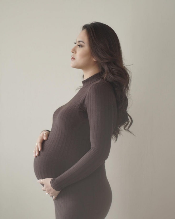 11 Potret Maternity Shoot Marcella Daryanani, Bumil Glowing Pamer Baby Bump Membuncit dengan Sopan