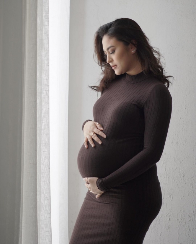 11 Potret Maternity Shoot Marcella Daryanani, Bumil Glowing Pamer Baby Bump Membuncit dengan Sopan