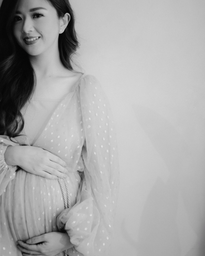 Hamil Anak Kedua, Berikut 9 Potret Cantik Franda Jalani Maternity Shoot dengan Gaun Transparan