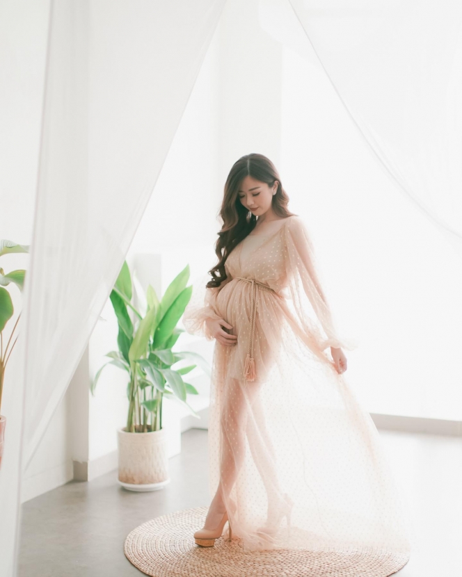 Hamil Anak Kedua, Berikut 9 Potret Cantik Franda Jalani Maternity Shoot dengan Gaun Transparan