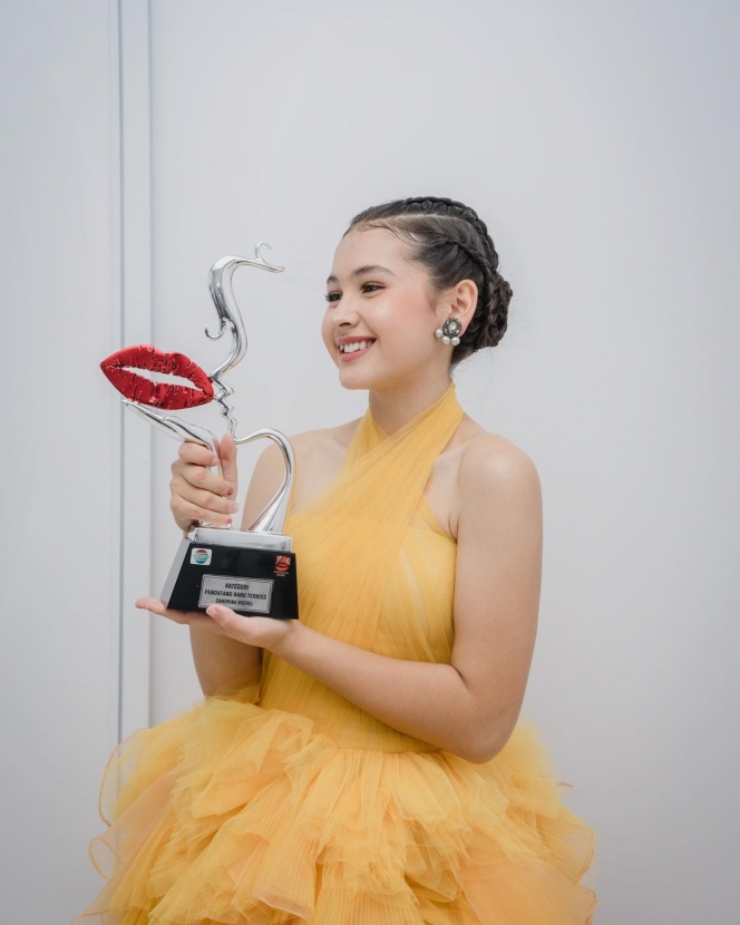 6 Potret Sandrinna Michelle Hadiri Penghargaan Kiss Awards, Pakai Gaun Kuning dan Ditemani Ayah Tercinta