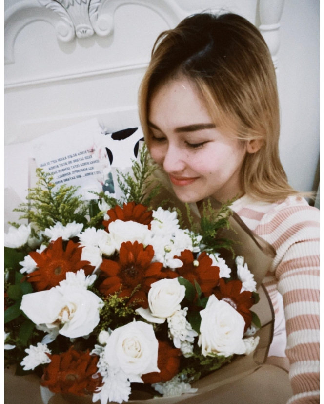 10 Potret Ayu Ting Ting yang Sedang Sakit, Dapat Bunga dan Rayakan Hari Valentine Sendiri