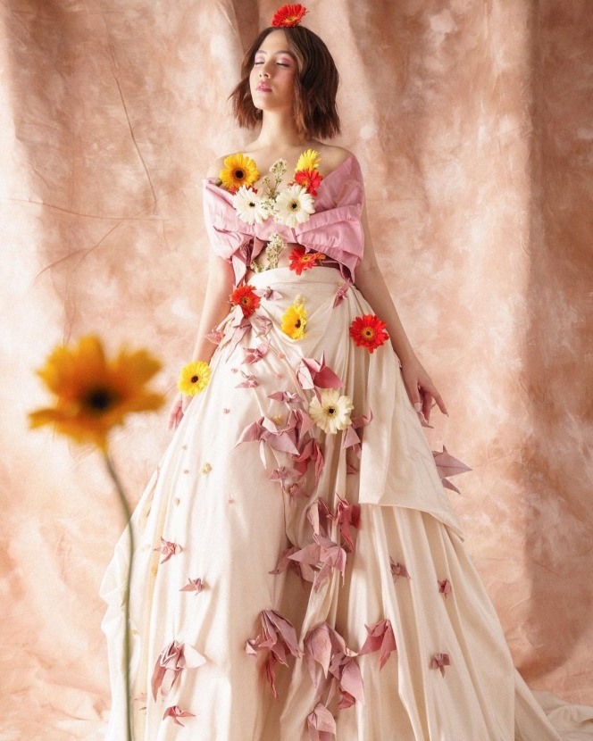 Pesona Adhisty Zara di Pemotretan Terbaru dengan Tema Serba Bunga, Bak Seorang Putri!