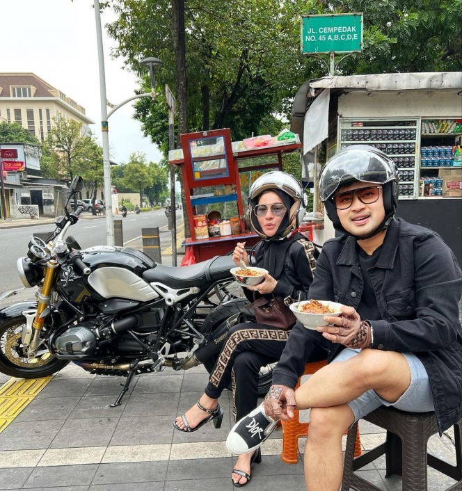 Potret Shandy Purnamasari dan Juragan 99 Makan di Pinggir Jalan, Outfitnya Jadi Perbincangan