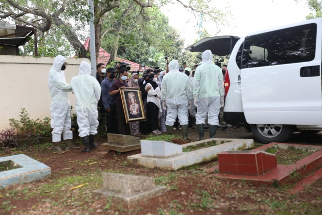10 Momen Pemakaman Dorce Gamalama yang Diiringi Isak Tangis Keluarga