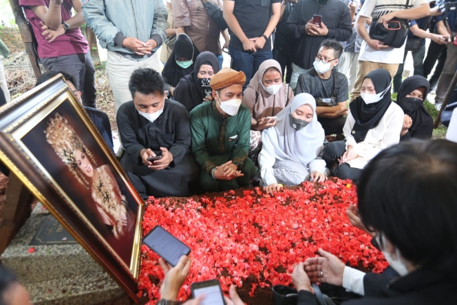 10 Momen Pemakaman Dorce Gamalama yang Diiringi Isak Tangis Keluarga