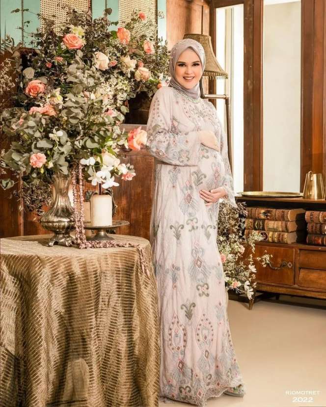 10 Pesona Cut Meyriska di Maternity Shoot Terbaru, Aura Cantiknya Makin Terpancar di Kehamilan Bulan ke-7!