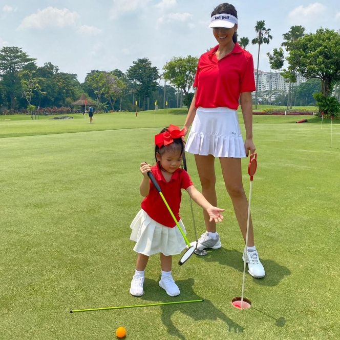 Masih Umur 3 Tahun, Ini Potret Keseruan Farah Quinn dan Putri Kecilnya yang Udah Jago Main Golf