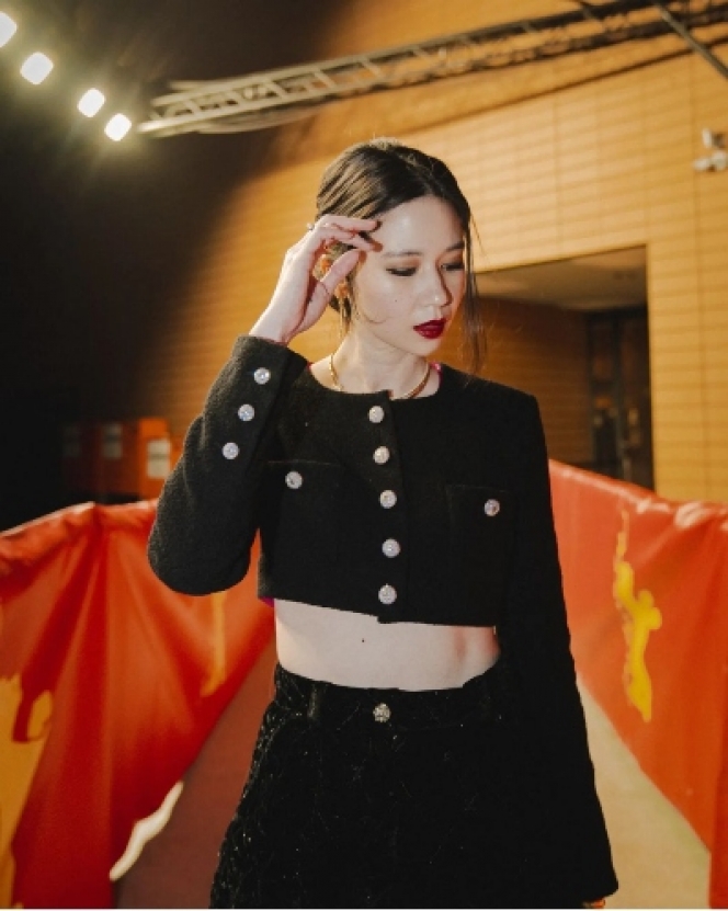 7 Potret Laura Basuki Kembaran Baju dengan Kim Da Mi di Red Carpet Berlinale 2022, Cantik Banget!
