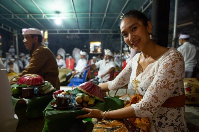 Beragama Hindu, Ini Pesona Happy Salma Saat Jalani Ritual dengan Pakai Baju Adat Bali yang Ayu
